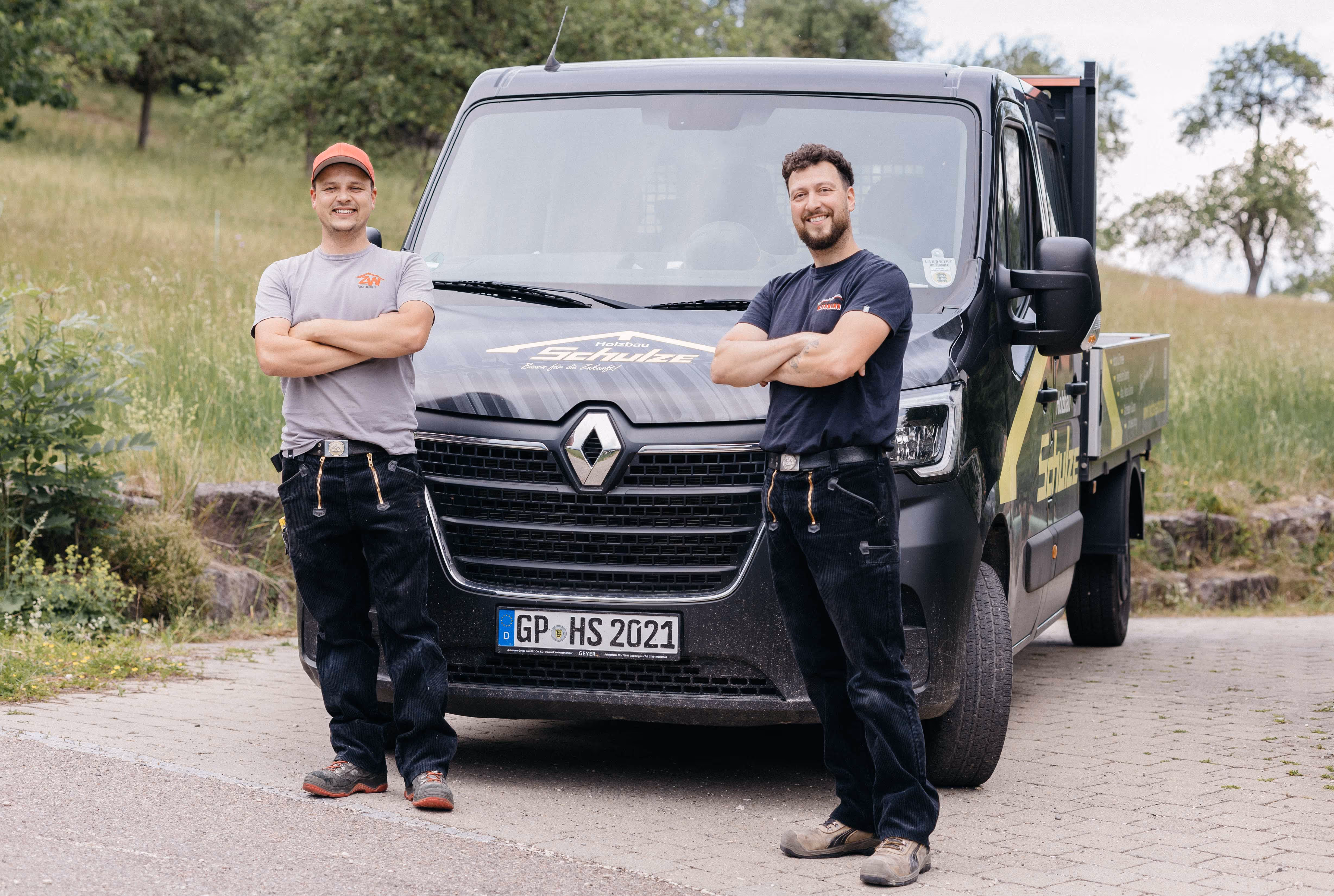 Zwei Zimmerermeister von Holzbau Schulze vor dem Firmenfahrzeug in Heiningen